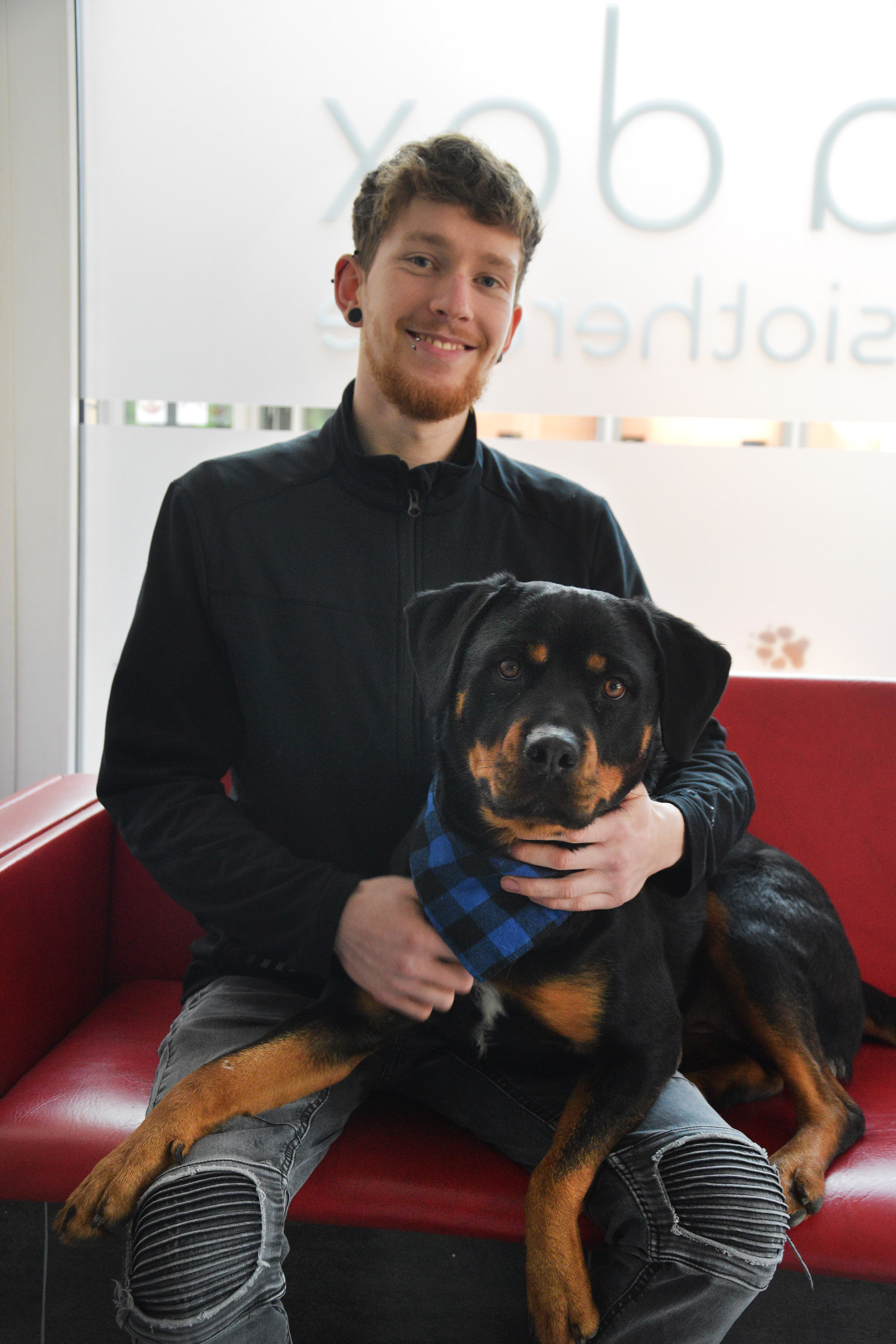 Anton Hofer mit seinem Hund in seiner neuen Praxis für Tierphysiotherapie in Weilmünster